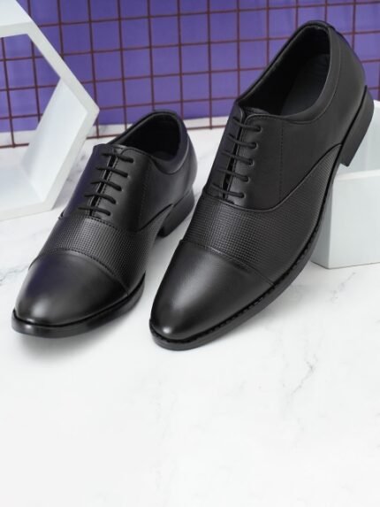 FOXYFOOT Men Textured Round Toe Leather Formal Oxfords