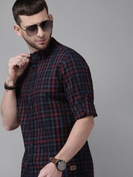 Roadster Men Navy Blue & Red Regular Fit Checked Casual Shirt